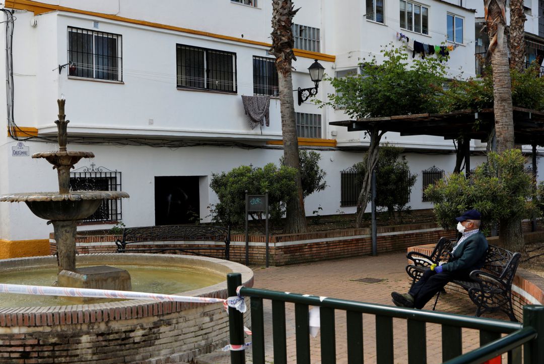 Imagen de archivo. Un vecino rondeño sentado en una de las plazas de la ciudad Imagen de archivo. Un vecino rondeño sentado en una de las plazas de la ciudad