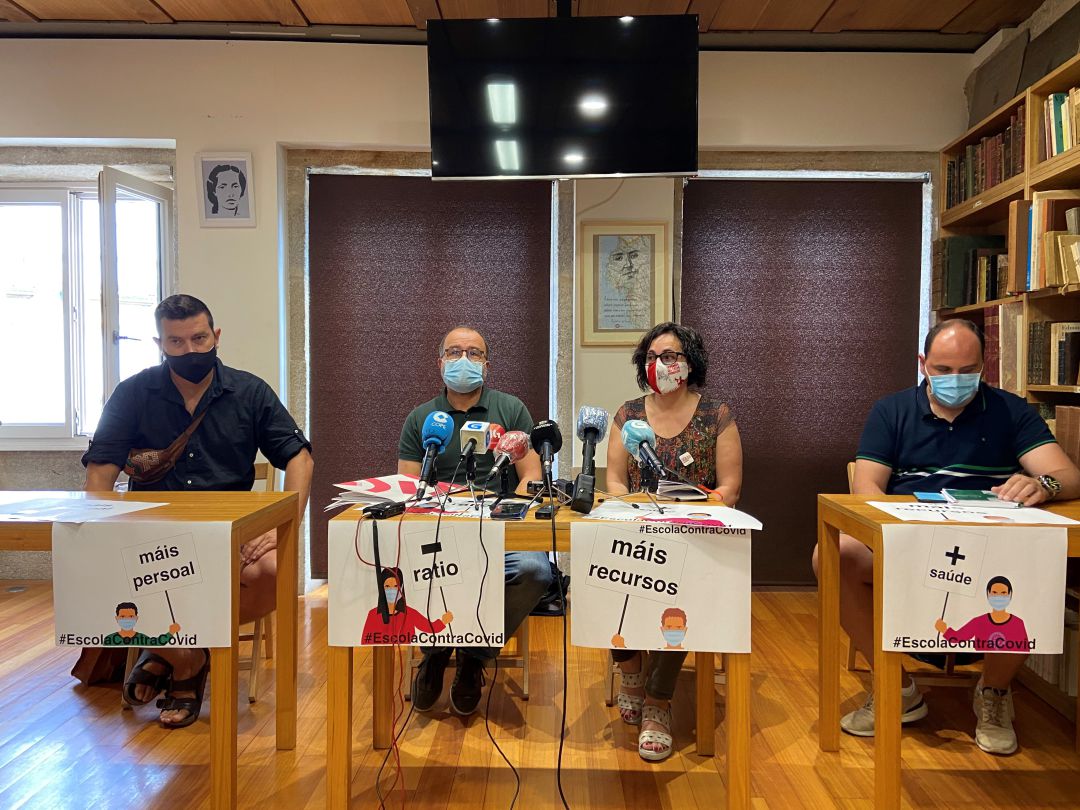 Representantes sindicales antes de anunciar la convocatoria de huelga. De izquierda a derecha, Lois Pérez (STEGa), Suso Bermello (CIGa), Luz López (CCOO) y José Carlos Fernández (CISF) Representantes sindicales antes de anunciar la convocatoria de huelga. De izquierda a derecha, Lois Pérez (STEGa), Suso Bermello (CIGa), Luz López (CCOO) y José Carlos Fernández (CISF)