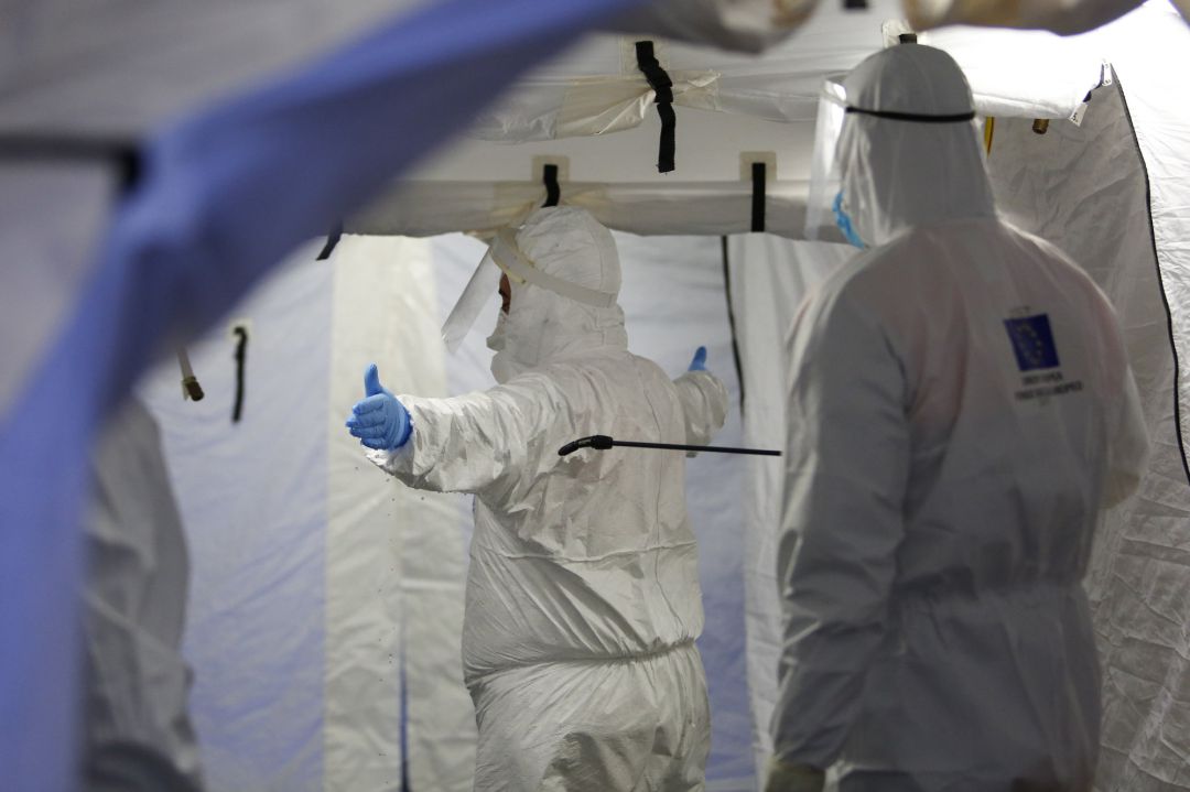 Trabajadores de proteccion civil se desinfectan contra el coronavirus en una carpa instalada en un hospital andaluz. Trabajadores de proteccion civil se desinfectan contra el coronavirus en una carpa instalada en un hospital andaluz.