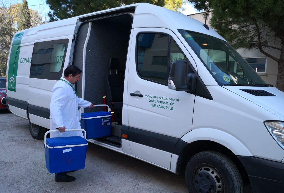 Un profesional del Centro de Transfusión Sanguínea de la provincia de Jaén. Un profesional del Centro de Transfusión Sanguínea de la provincia de Jaén.