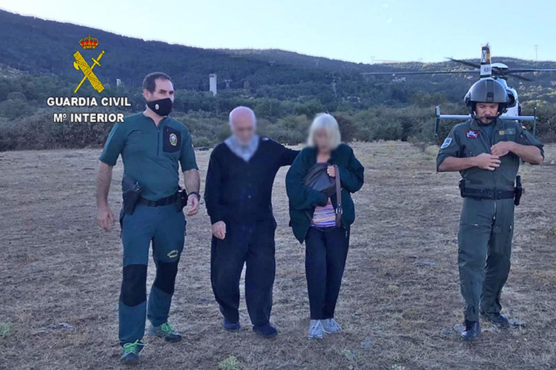 Los agentes de la Guardia Civil acompañan a la pareja de ancianos,tras su localización Los agentes de la Guardia Civil acompañan a la pareja de ancianos,tras su localización