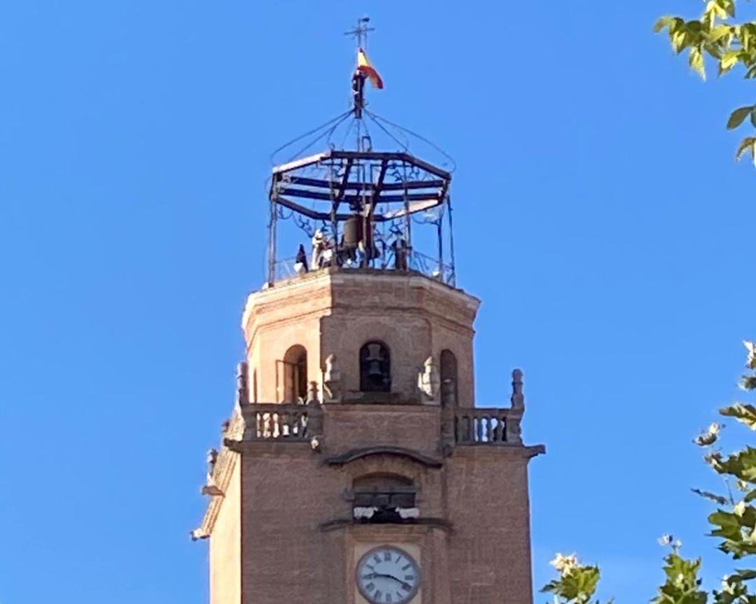 No habrá fiestas pero la nueva bandera ya ondea en la torre de la Colegiata No habrá fiestas pero la nueva bandera ya ondea en la torre de la Colegiata