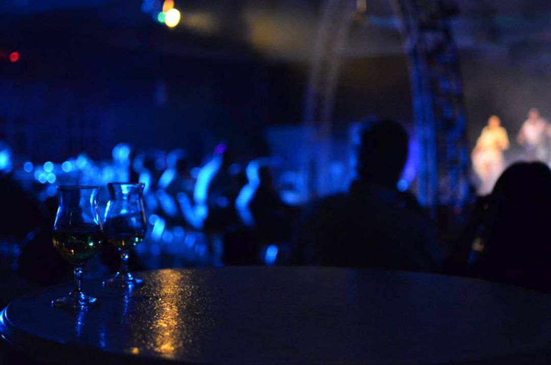 Personas disfrutando de la música en una discoteca Personas disfrutando de la música en una discoteca
