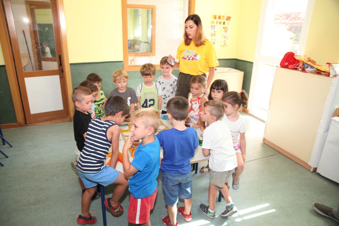 Varios niños atienden las explicaciones de una monitora en una imagen de archivo de una Fuenlicolonia. Varios niños atienden las explicaciones de una monitora en una imagen de archivo de una Fuenlicolonia.