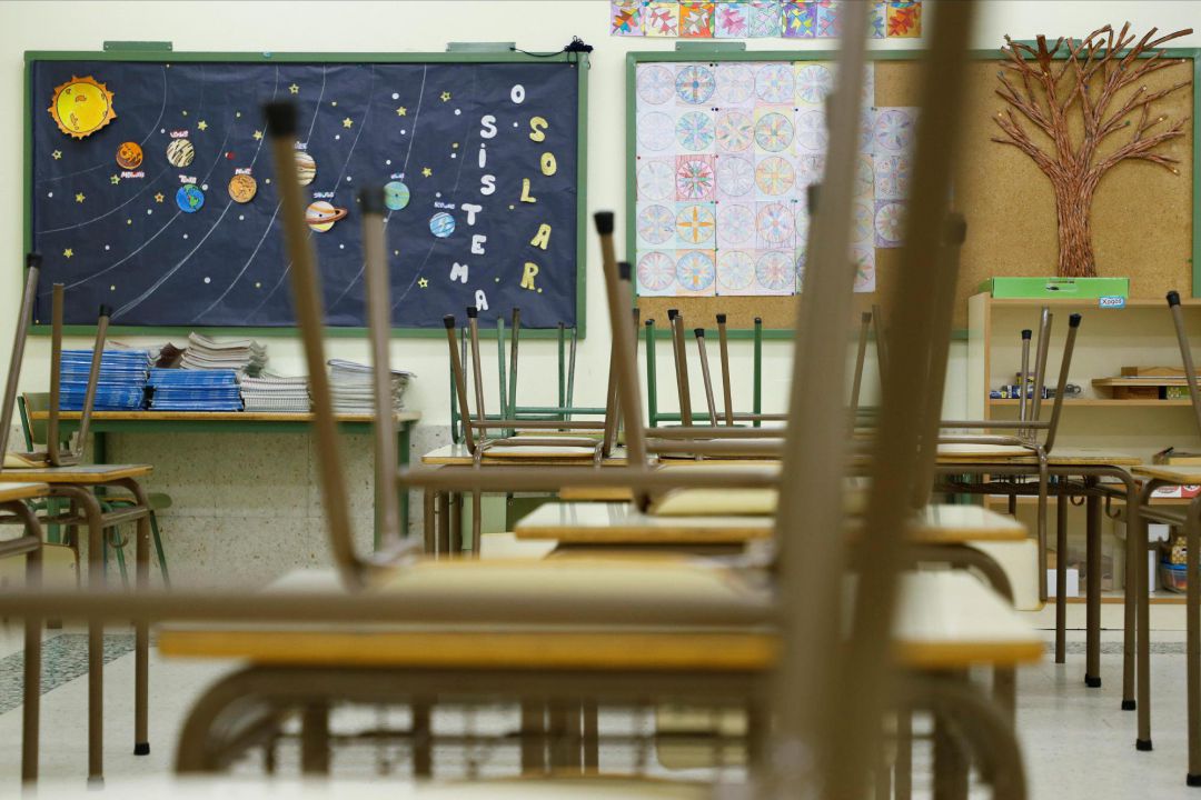 Aula vacía de un colegio público de Palas de Rei, en Lugo. En los colegios de las zonas rurales la situación no es tan idílica como pudiera parecer, a pesar de las bajas ratios de alumnos por aula y la existencia de amplios espacios interiores y exteriores en los centros educativos, en las comarcas del interior y de la montaña de Lugo viven con incertidumbre el inicio de curso. Aula vacía de un colegio público de Palas de Rei, en Lugo. En los colegios de las zonas rurales la situación no es tan idílica como pudiera parecer, a pesar de las bajas ratios de alumnos por aula y la existencia de amplios espacios interiores y exteriores en los centros educativos, en las comarcas del interior y de la montaña de Lugo viven con incertidumbre el inicio de curso.