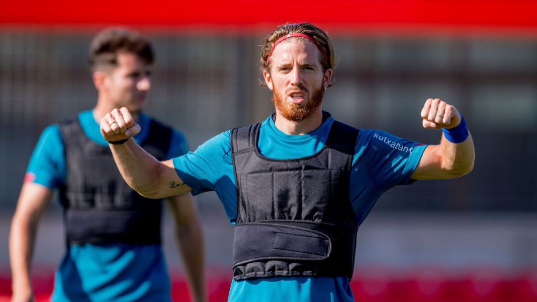 Iker Muniain gesticula durante el entrenamiento que el Athletic de Bilbao ha celebrado este jueves en sus instalaciones de Lezama (Bizkaia). Iker Muniain gesticula durante el entrenamiento que el Athletic de Bilbao ha celebrado este jueves en sus instalaciones de Lezama (Bizkaia).