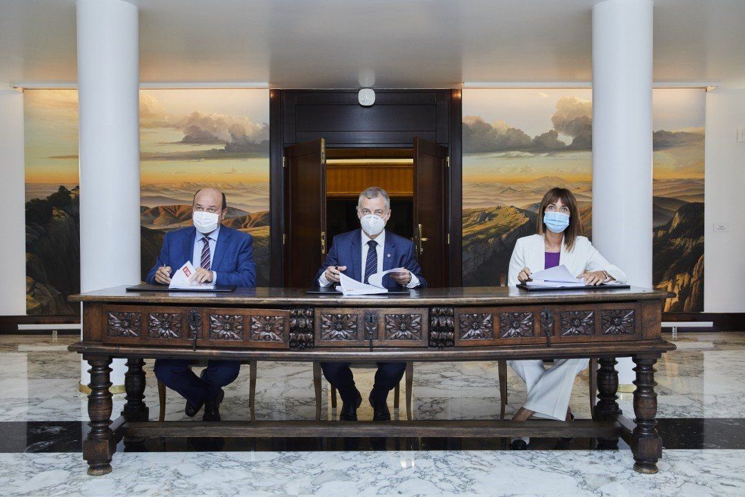 El presidente del EBB del PNV, Andoni Ortuzar, el Lehendakari, Iñigo Urkullu, y la secretaria general del PSE-EE, Idoia Mendia, firman el acuerdo de Gobierno PNV-PSE
PNV
El presidente del EBB del PNV, Andoni Ortuzar, el Lehendakari, Iñigo Urkullu, y la secretaria general del PSE-EE, Idoia Mendia, firman el acuerdo de Gobierno PNV-PSE
PNV