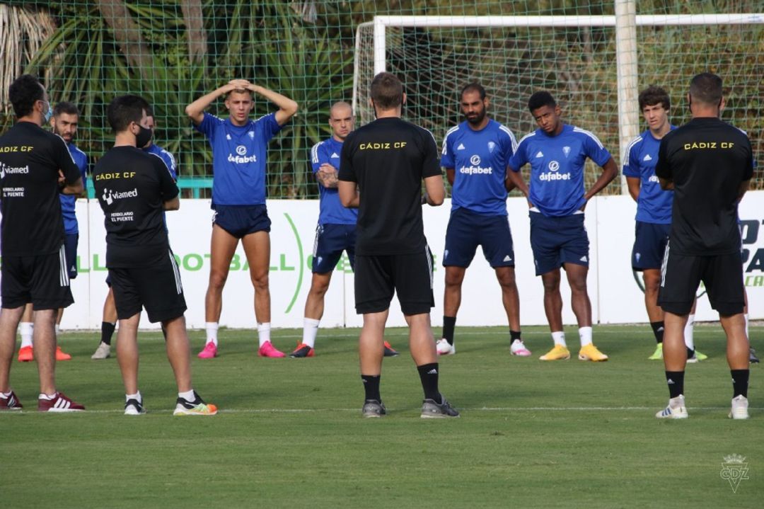 Los jugadores del Cádiz escuchan las palabras de cervera durante un entrenamiento en Marbella Los jugadores del Cádiz escuchan las palabras de cervera durante un entrenamiento en Marbella