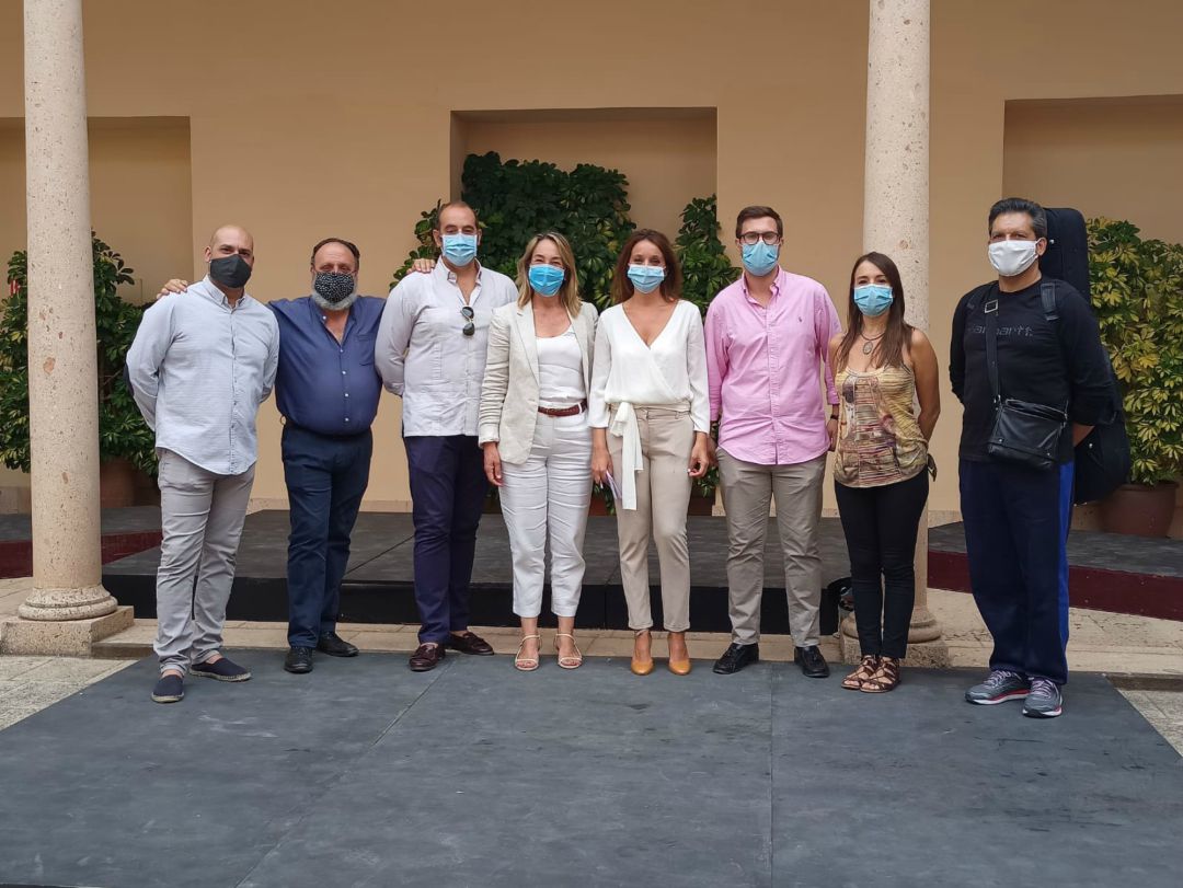 El evento ha sido presentado por las delegadas de Turismo y Fiestas, junto a los artistas locales que van a participar en el espectáculo. El evento ha sido presentado por las delegadas de Turismo y Fiestas, junto a los artistas locales que van a participar en el espectáculo.