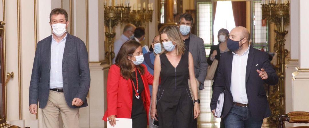 Inés Rey y Mónica Martínez se dirigen a la sala de prensa del Palacio de María Pita Inés Rey y Mónica Martínez se dirigen a la sala de prensa del Palacio de María Pita