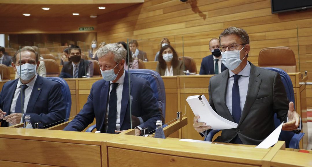 SANTIAGO DE COMPOSTELA, El presidente de la Xunta en funciones, Alberto Núñez Feijóo (d), junto al vicepresidente, Alfonso Rueda, y el conselleiro de Hacienda, Valeriano Martínez (i), antes de su intervención en el pleno de investidura de la XI Legislatura, esta mañana en Santiago de Compostela. EFElavandeira jr. SANTIAGO DE COMPOSTELA, El presidente de la Xunta en funciones, Alberto Núñez Feijóo (d), junto al vicepresidente, Alfonso Rueda, y el conselleiro de Hacienda, Valeriano Martínez (i), antes de su intervención en el pleno de investidura de la XI Legislatura, esta mañana en Santiago de Compostela. EFElavandeira jr.
