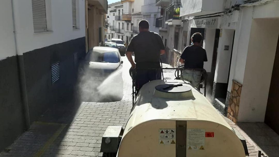 Dos personas desinfectan las calles de La Iruela. Dos personas desinfectan las calles de La Iruela.