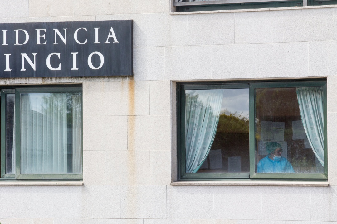 Una sanitaria en una ventana de la residencia de ancianos de O Incio, en Lugo (España). Una sanitaria en una ventana de la residencia de ancianos de O Incio, en Lugo (España).