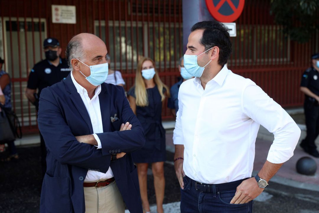 El vicepresidente de la Comunidad de Madrid, Ignacio Aguado (d), y el viceconsejero de Salud Pública y Plan Covid-19 de la Comunidad de Madrid, Antonio Zapatero, El vicepresidente de la Comunidad de Madrid, Ignacio Aguado (d), y el viceconsejero de Salud Pública y Plan Covid-19 de la Comunidad de Madrid, Antonio Zapatero,