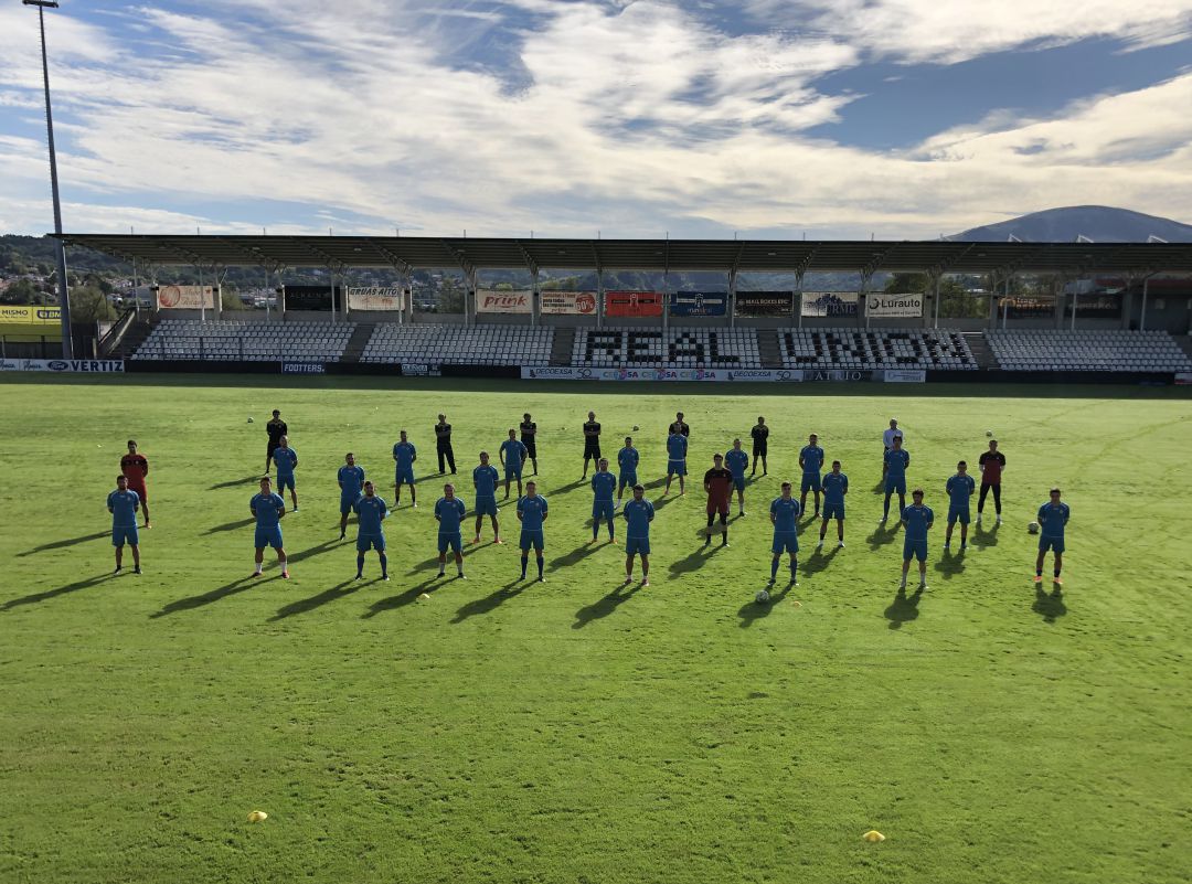 Imagen insólita en el Stadium Gal en la foto de familia del Real Unión Imagen insólita en el Stadium Gal en la foto de familia del Real Unión