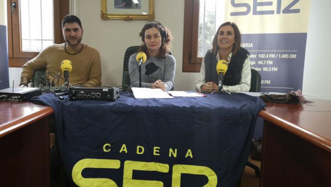 Javier Pérez, acompañado de la periodista María Gutiérrez y la consejera Paula Fernández. Javier Pérez, acompañado de la periodista María Gutiérrez y la consejera Paula Fernández.
