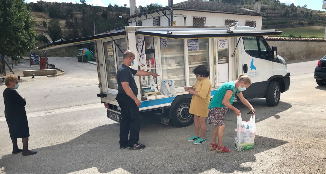 Emiliano García, de Congelados Egea, atiende en su camión de venta ambulante a Ernesta y Rocío, vecinas de Ribagorda, en Sotorribas (Cuenca). Emiliano García, de Congelados Egea, atiende en su camión de venta ambulante a Ernesta y Rocío, vecinas de Ribagorda, en Sotorribas (Cuenca).