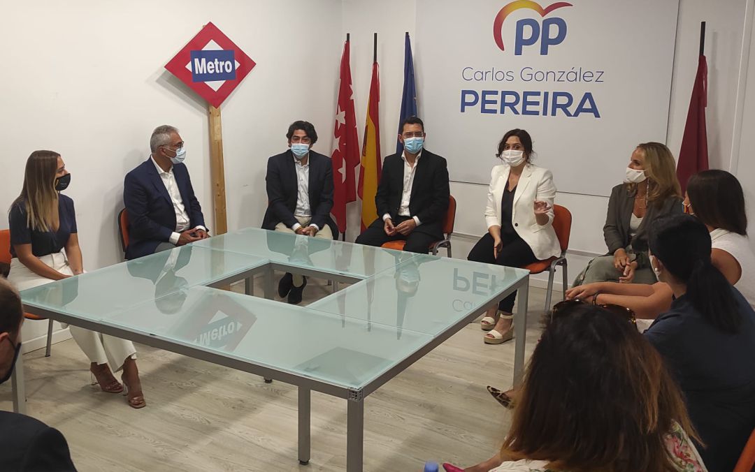 Isabel Díaz Ayuso se dirige a los portavoces del PP en el sur de Madrid como el getafense Carlos González Pereira (a su derecha) o la fuenlabreña Noelia Núñez (1i) este lunes en la sede de los populares en Getafe. Isabel Díaz Ayuso se dirige a los portavoces del PP en el sur de Madrid como el getafense Carlos González Pereira (a su derecha) o la fuenlabreña Noelia Núñez (1i) este lunes en la sede de los populares en Getafe.