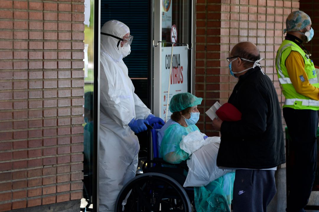 Un sanitario y varios pacientes en la entrada de las Urgencias del Hospital Universitario Severo Ochoa de Leganés en una imagen del pasado mes de abril. Un sanitario y varios pacientes en la entrada de las Urgencias del Hospital Universitario Severo Ochoa de Leganés en una imagen del pasado mes de abril.