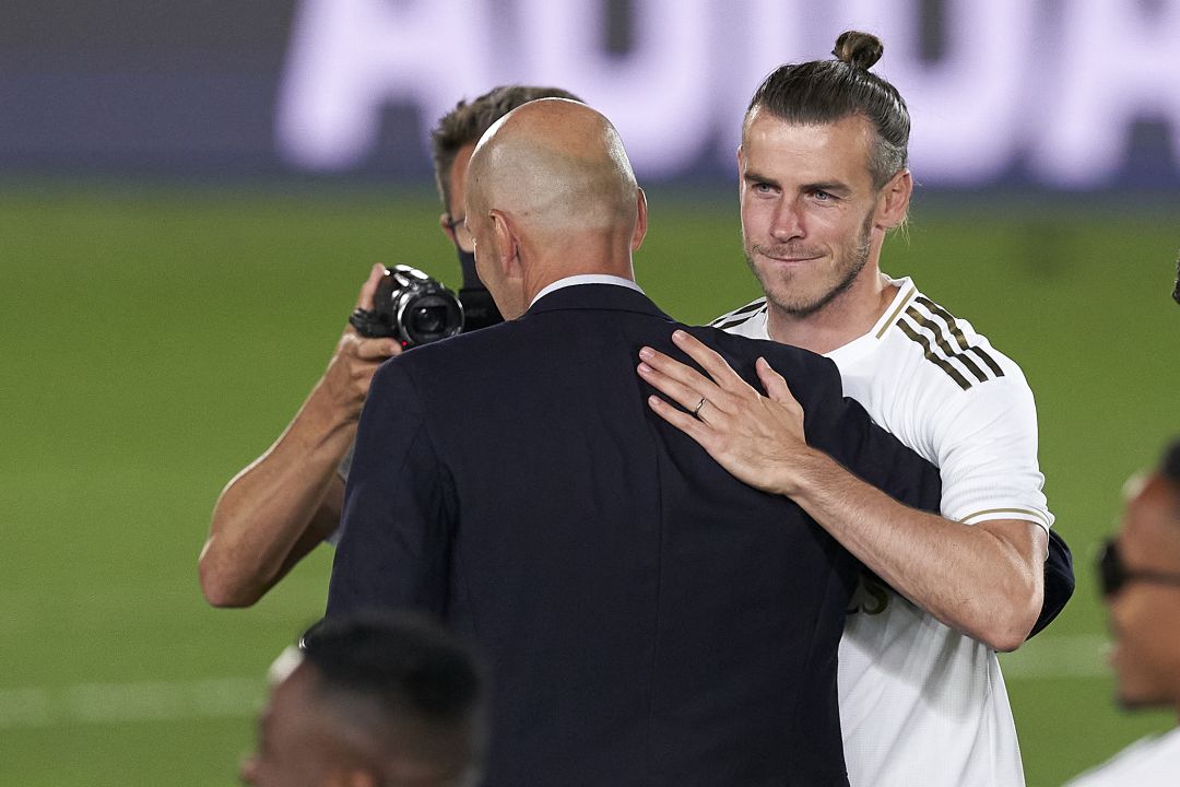 Bale saluda a Zidane durante la celebración del título de Liga. Bale saluda a Zidane durante la celebración del título de Liga.