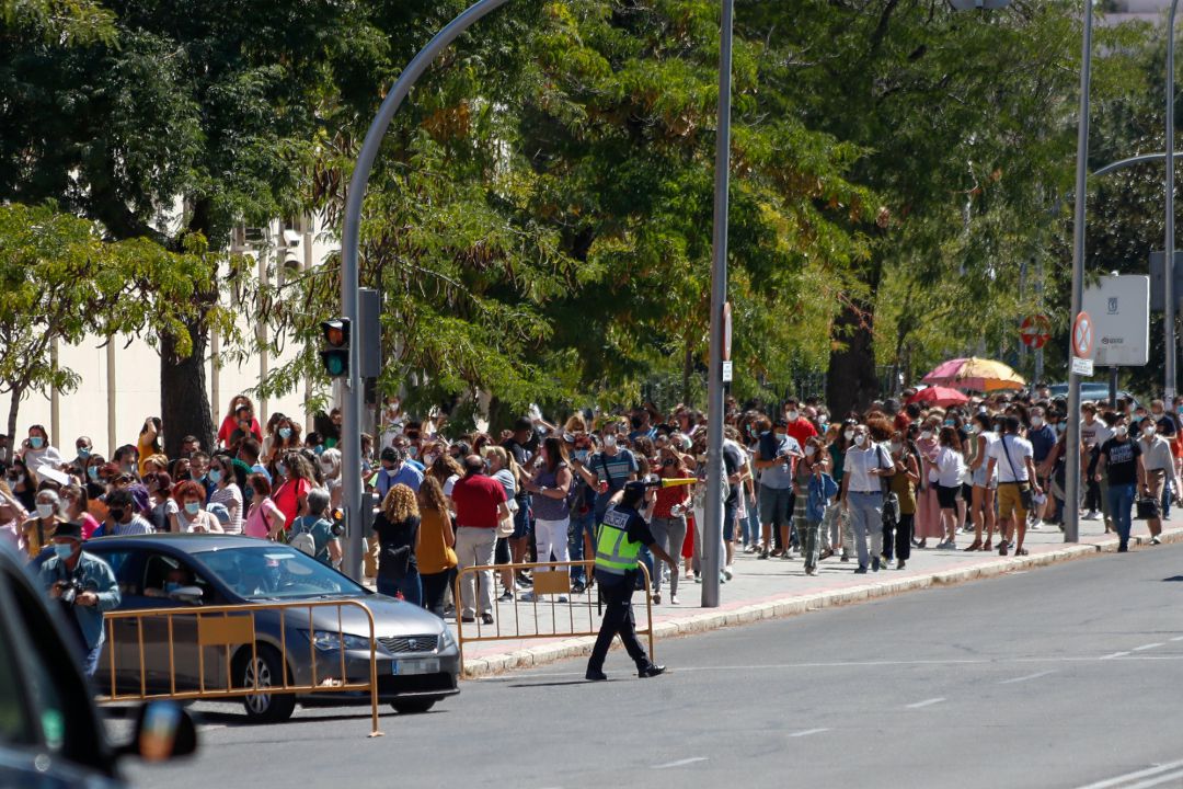 Una multitud de personas guardan cola en el IES Virgen de la Paloma para realizarse test de coronavirus, en Madrid (España), a 2 de septiembre de 2020. La realización de test anticuerpos de Covid-19 a los cerca de 100.000 docentes y miembros del personal de administración y servicios de los centros educativos públicos y concertados de la Comunidad de Madrid es una de las medidas incluidas en la estrategia de Una multitud de personas guardan cola en el IES Virgen de la Paloma para realizarse test de coronavirus, en Madrid (España), a 2 de septiembre de 2020. La realización de test anticuerpos de Covid-19 a los cerca de 100.000 docentes y miembros del personal de administración y servicios de los centros educativos públicos y concertados de la Comunidad de Madrid es una de las medidas incluidas en la estrategia de