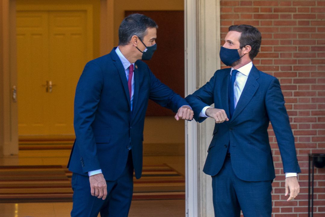 El presidente del Gobierno, Pedro Sánchez y el presidente del PP, Pablo Casado, se saludan con el codo en el Palacio de Moncloa. El presidente del Gobierno, Pedro Sánchez y el presidente del PP, Pablo Casado, se saludan con el codo en el Palacio de Moncloa.