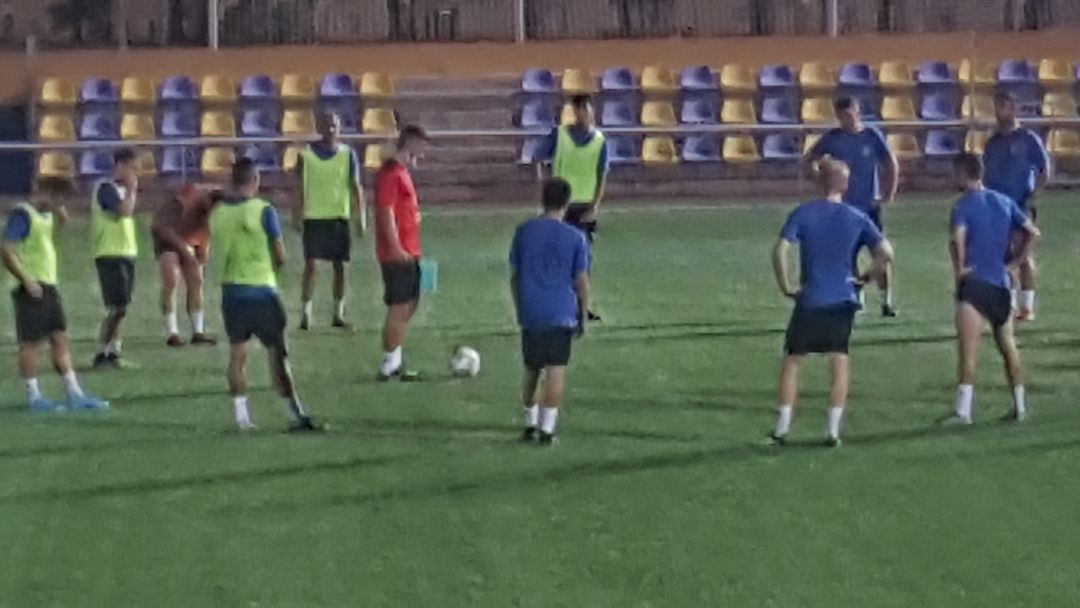 Esteban con sus jugadores en el entrenamiento. Esteban con sus jugadores en el entrenamiento.
