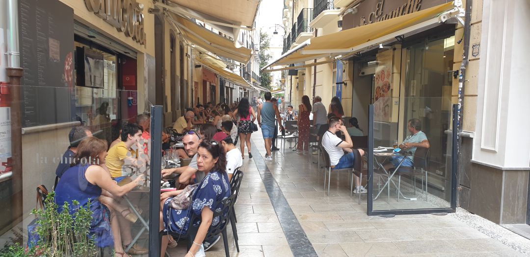 Turistas en las terrazas de los bares de la calle Navas de Granada el pasado mes de agosto Turistas en las terrazas de los bares de la calle Navas de Granada el pasado mes de agosto