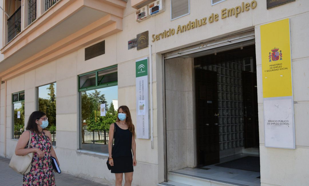 Entrada a una oficina del Servicio Andaluz de Empleo. Entrada a una oficina del Servicio Andaluz de Empleo.