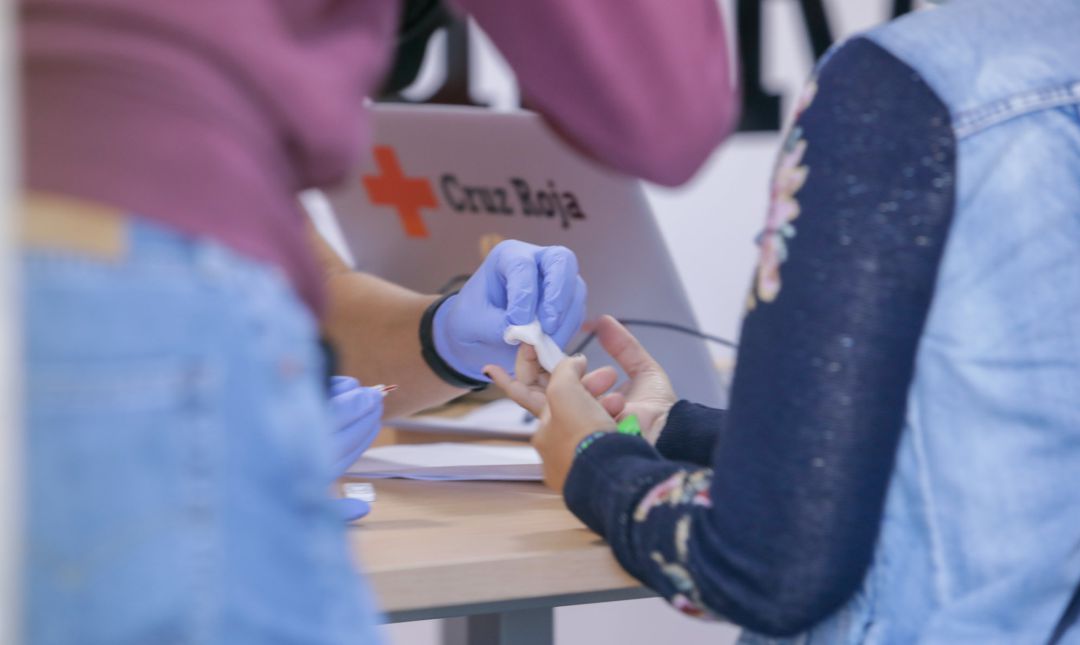 Un profesional sanitario realiza un test de coronavirus a una mujer. Un profesional sanitario realiza un test de coronavirus a una mujer.