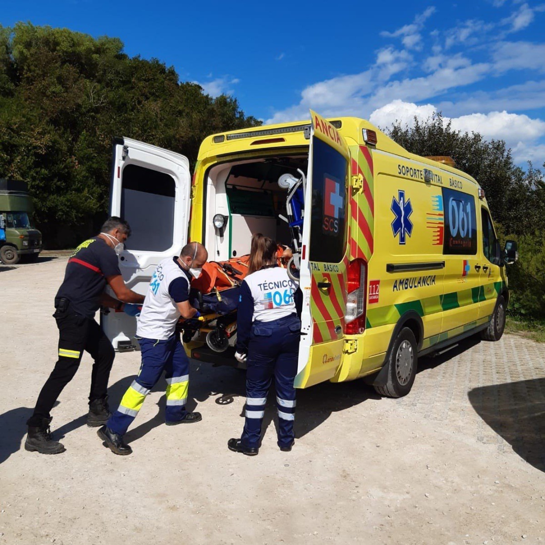 Ambulancia del 061 evacúa a una mujer lesionada. Ambulancia del 061 evacúa a una mujer lesionada.