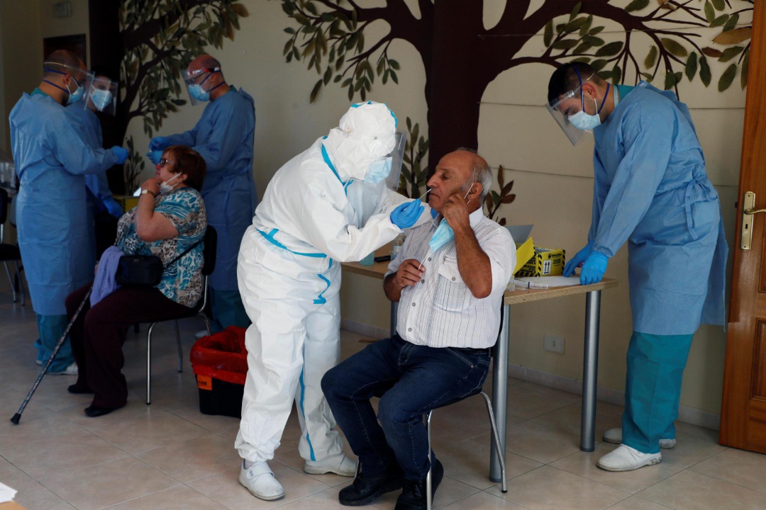 Sanitarios realizan pruebas PCR a los vecinos de O Incio, en Lugo. Sanitarios realizan pruebas PCR a los vecinos de O Incio, en Lugo.