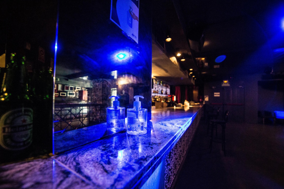 Gel desinfectante en una de las barras de una discoteca. Gel desinfectante en una de las barras de una discoteca.