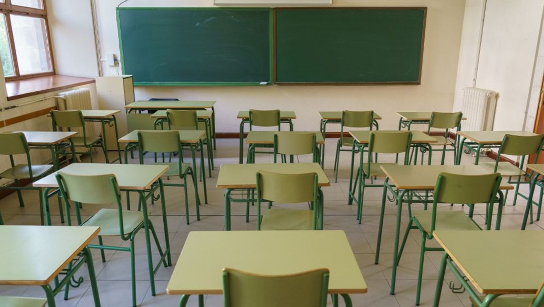 Sillas y pupitres en un aula. Sillas y pupitres en un aula.