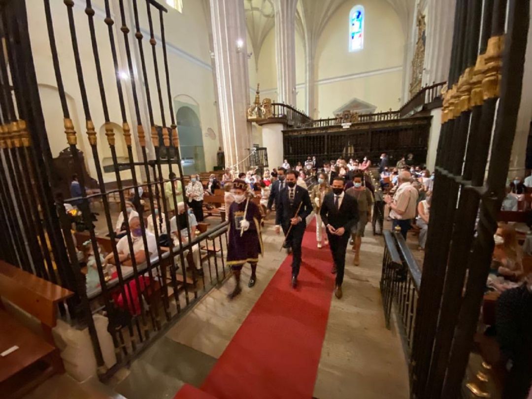 El Alcalde de Medina y el Presidente de la Diputación hacen su entrada en la iglesia Colegiata El Alcalde de Medina y el Presidente de la Diputación hacen su entrada en la iglesia Colegiata
