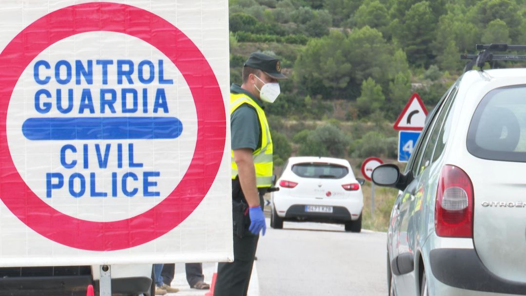 Control de la Policia en l'entrada a Benigànim des de Genovés Control de la Policia en l'entrada a Benigànim des de Genovés
