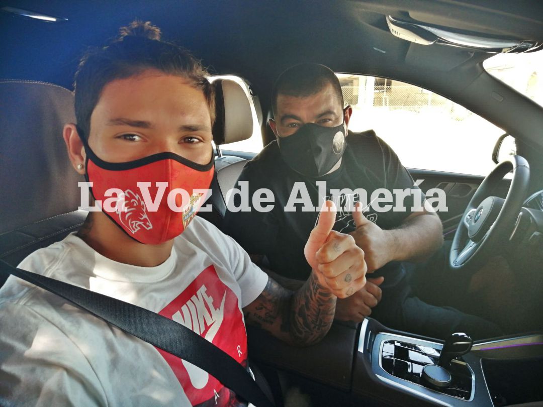 Darwin Núñez con su representante rumbo a Lisboa. Darwin Núñez con su representante rumbo a Lisboa.