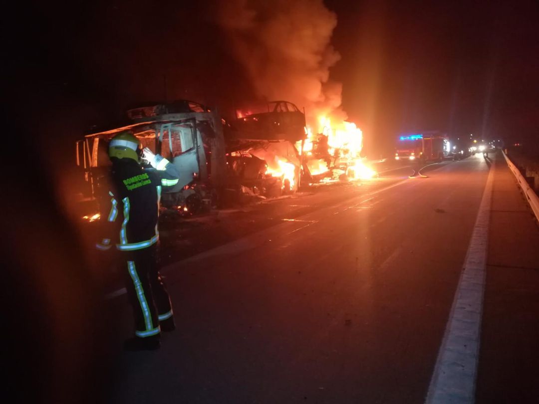 El camión transportaba tres vehículos y una autocaravana que quedaron calcinados por las llamas El camión transportaba tres vehículos y una autocaravana que quedaron calcinados por las llamas