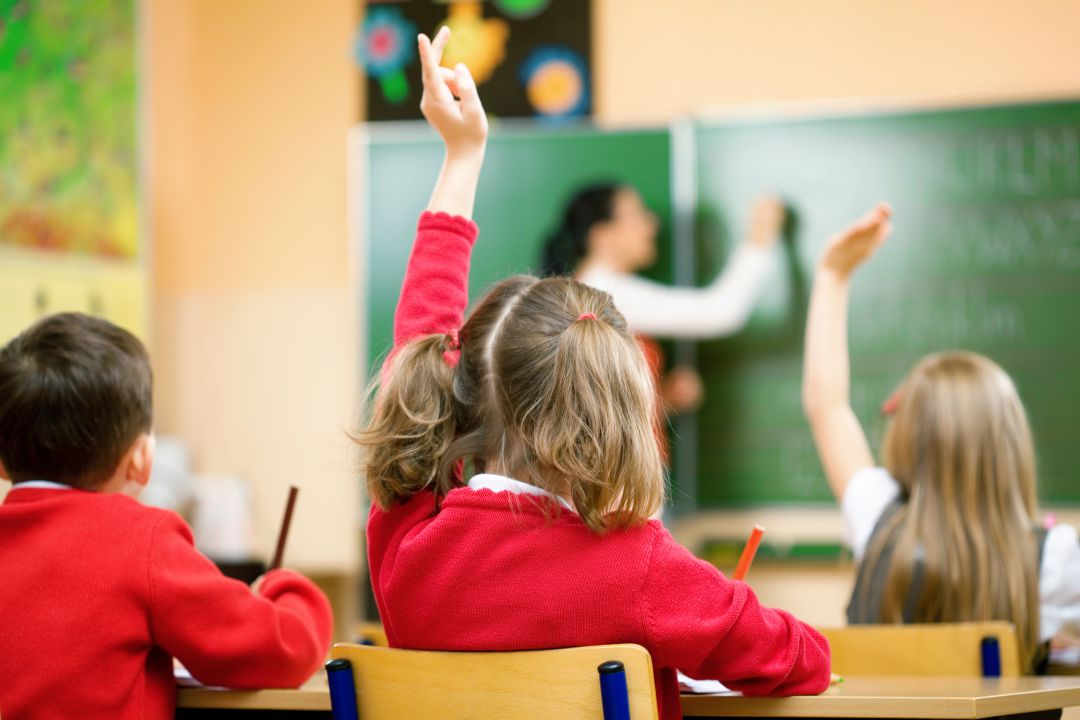 Alumnos atendiendo las explicaciones de la profesora. Alumnos atendiendo las explicaciones de la profesora.