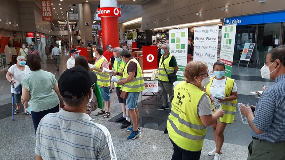 Imagen del un reparto de mascarillas en un centro comercial de Fuenlabrada a cargo de ACUMAFU Imagen del un reparto de mascarillas en un centro comercial de Fuenlabrada a cargo de ACUMAFU