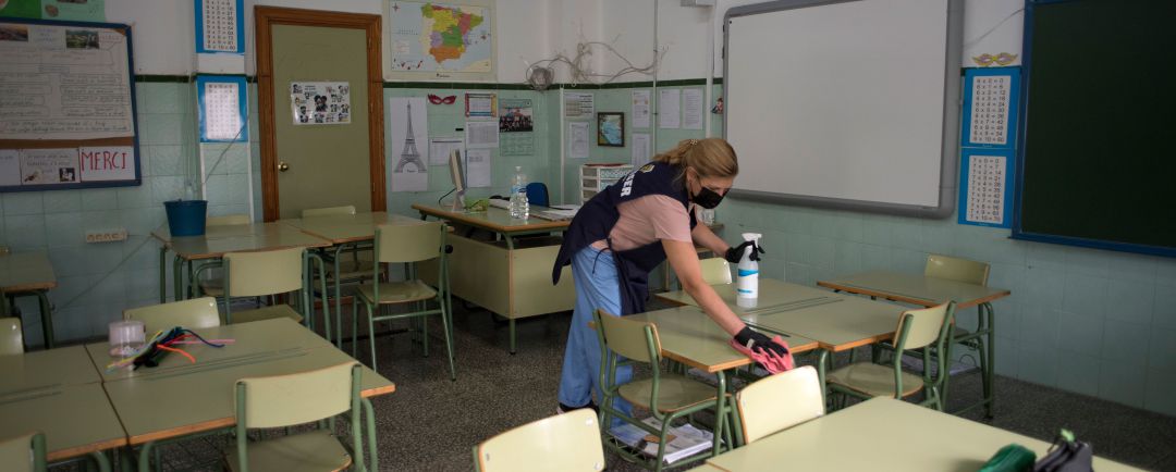 El convenio afecta a 22 colegios públicos de infantil y primaria, además del Centro de Educación Especial María Montessori, las Casas de niños ‘Pilocha’ y ‘El Bosque’ y el servicio de apoyo a la escolarización del antiguo colegio Pío XII. El convenio afecta a 22 colegios públicos de infantil y primaria, además del Centro de Educación Especial María Montessori, las Casas de niños ‘Pilocha’ y ‘El Bosque’ y el servicio de apoyo a la escolarización del antiguo colegio Pío XII.