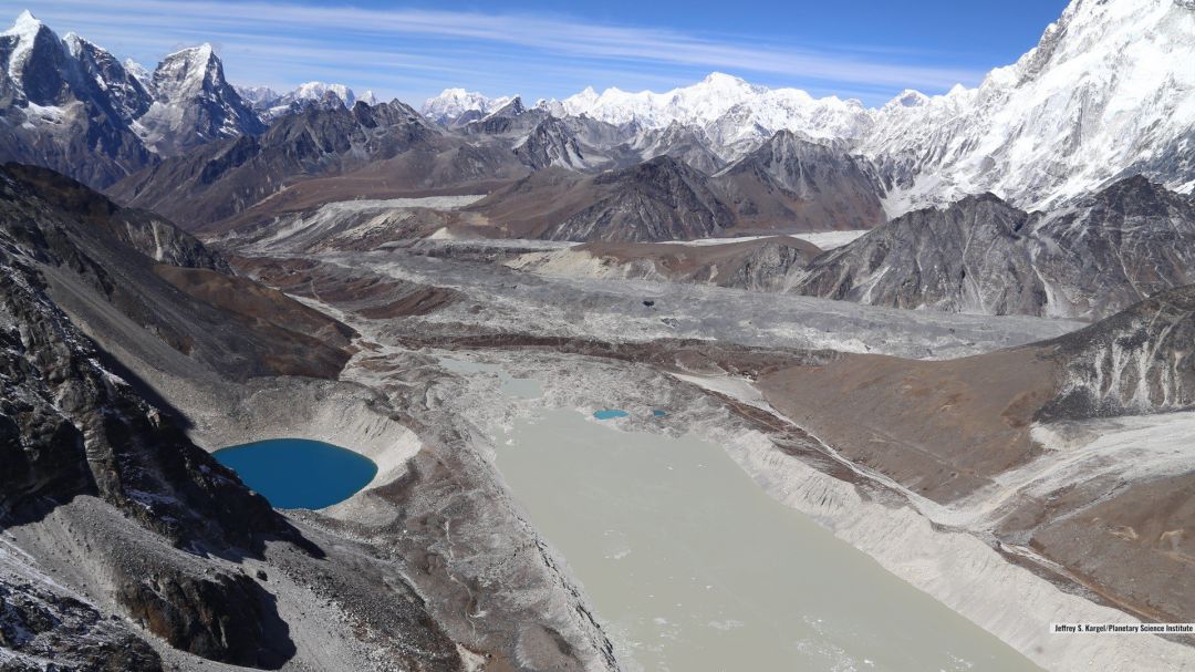 El lago Imja, cerca del monte Everest en el Himalaya, es un lago glaciar que ha crecido hasta tres veces su longitud desde 1990.
El lago Imja, cerca del monte Everest en el Himalaya, es un lago glaciar que ha crecido hasta tres veces su longitud desde 1990.