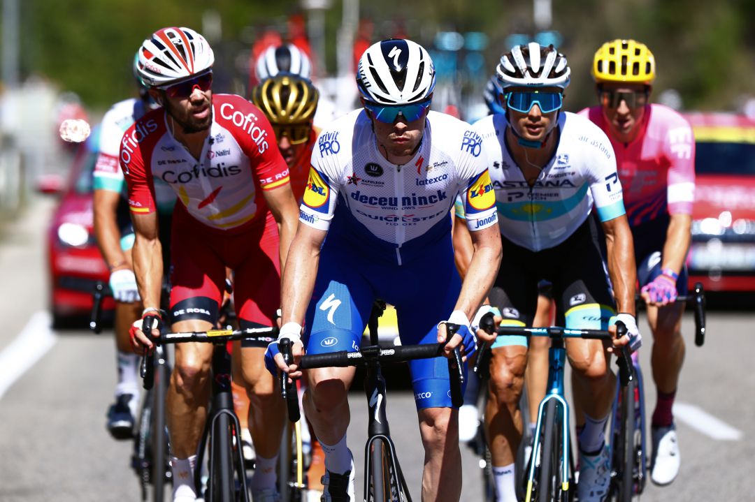 El ciclista Alexey Lutsenko (c), junto a Jesús Herrada (i) El ciclista Alexey Lutsenko (c), junto a Jesús Herrada (i)