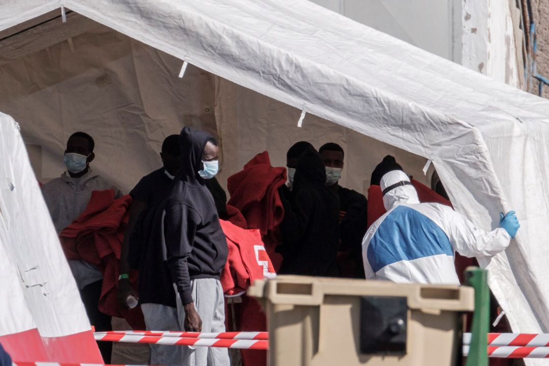Salvamento Marítimo ha auxiliado este martes en aguas cercanas a Gran Canaria a una nueva patera con 23 inmigrantes abordo, que fueron trasladados al muelle grancanario de Arguineguín y atendidos en una de las cuatro carpas instaladas por Cruz Roja, que en total albergan a unos 130 inmigrantes, algunos desde hace varios día. Asimismo, han localizado otra embarcación con inmigrantes y se dirigen a su rescate. Salvamento Marítimo ha auxiliado este martes en aguas cercanas a Gran Canaria a una nueva patera con 23 inmigrantes abordo, que fueron trasladados al muelle grancanario de Arguineguín y atendidos en una de las cuatro carpas instaladas por Cruz Roja, que en total albergan a unos 130 inmigrantes, algunos desde hace varios día. Asimismo, han localizado otra embarcación con inmigrantes y se dirigen a su rescate.