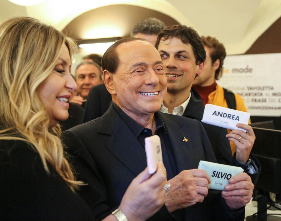 El líder de Forza Italia, Silvio Berlusconi, en la visita a una fábrica de chocolate, en octubre de 2019. El líder de Forza Italia, Silvio Berlusconi, en la visita a una fábrica de chocolate, en octubre de 2019.