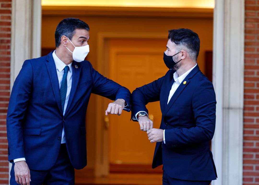 El presidente del Gobierno, Pedro Sánchez (i) y el portavoz de Esquerra Republicana (ERC) en el Congreso, Gabriel Rufián, se saludan con el codo en el Palacio de la Moncloa antes de mantener una reunión El presidente del Gobierno, Pedro Sánchez (i) y el portavoz de Esquerra Republicana (ERC) en el Congreso, Gabriel Rufián, se saludan con el codo en el Palacio de la Moncloa antes de mantener una reunión