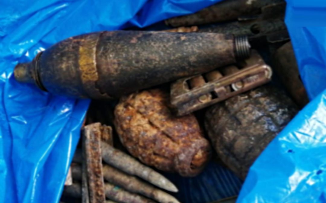 Les tres granades de morter, de mà i altre tipus de munició s'han trobat en una bossa en ple carrer Les tres granades de morter, de mà i altre tipus de munició s'han trobat en una bossa en ple carrer