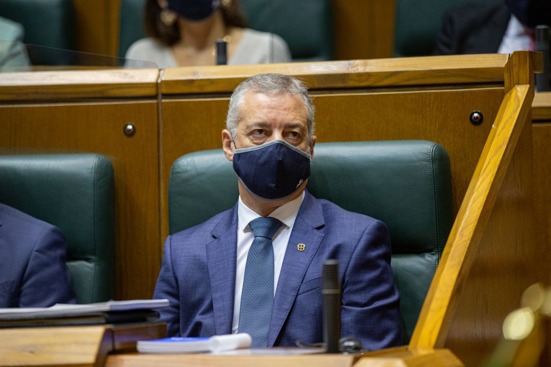 El lehendaki Iñigo Urkullu sentado en su escaño del Parlamento Vasco durante el pleno en el que renovará su cargo de por tercer mandato consecutivo y por primera vez con mayoría absoluta gracias a los votos de su partido y a los del PSE, en Vitoria-Gasteiz, Álava, Euskadi (España), a 3 de septiembre de 2020. El pleno de investidura estará marcado por los protocolos anti-covid y por la reducción del aforo. El lehendaki Iñigo Urkullu sentado en su escaño del Parlamento Vasco durante el pleno en el que renovará su cargo de por tercer mandato consecutivo y por primera vez con mayoría absoluta gracias a los votos de su partido y a los del PSE, en Vitoria-Gasteiz, Álava, Euskadi (España), a 3 de septiembre de 2020. El pleno de investidura estará marcado por los protocolos anti-covid y por la reducción del aforo.