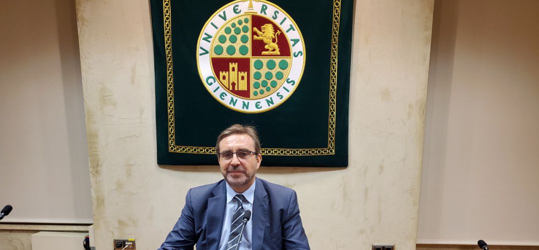 El rector de la UJA, Juan Gómez Ortega, en su comparecencia ante los medios de comunicación. El rector de la UJA, Juan Gómez Ortega, en su comparecencia ante los medios de comunicación.