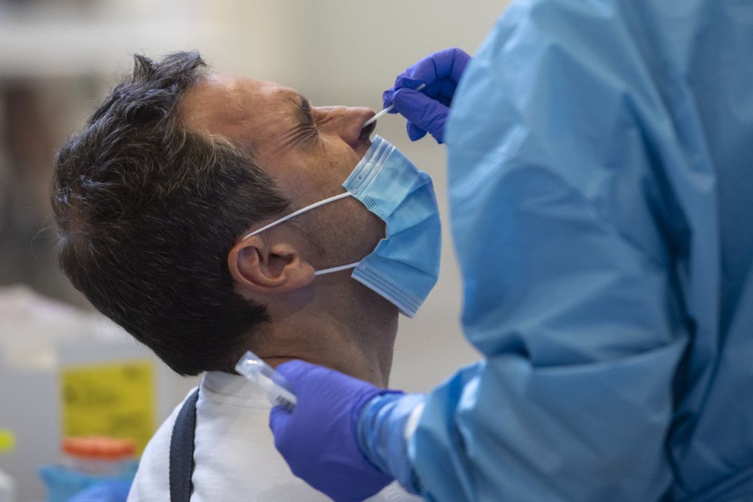 Una persona se somete a un test PCR. Una persona se somete a un test PCR.